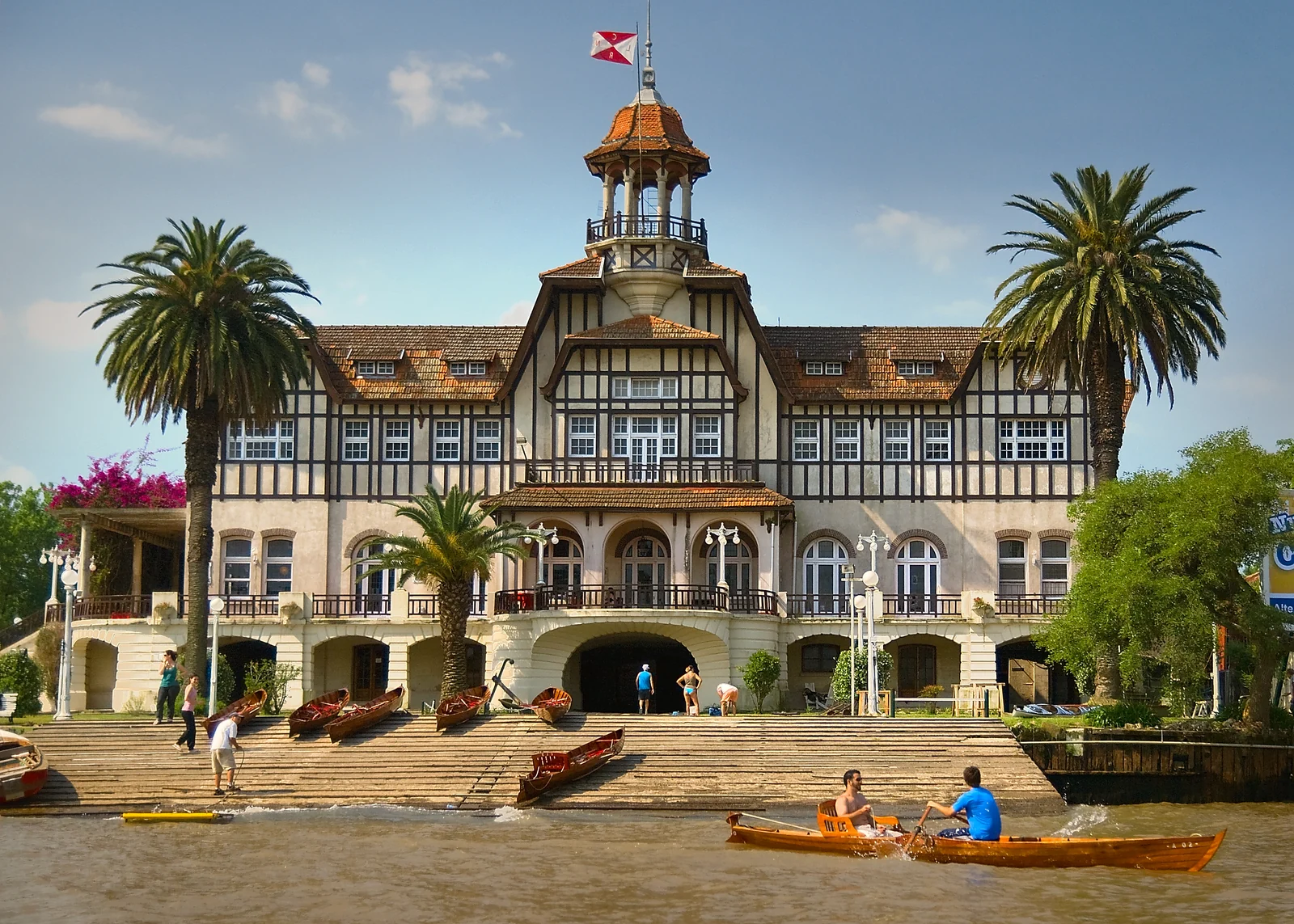 Edificio histórico de un club de remo en Tigre, con kayaks en el río